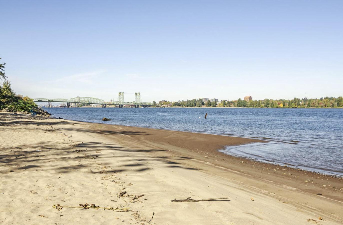Apartment Landing At Yacht Harbor Club - 1 Bedroom In Hayden Island Neighborhood Network