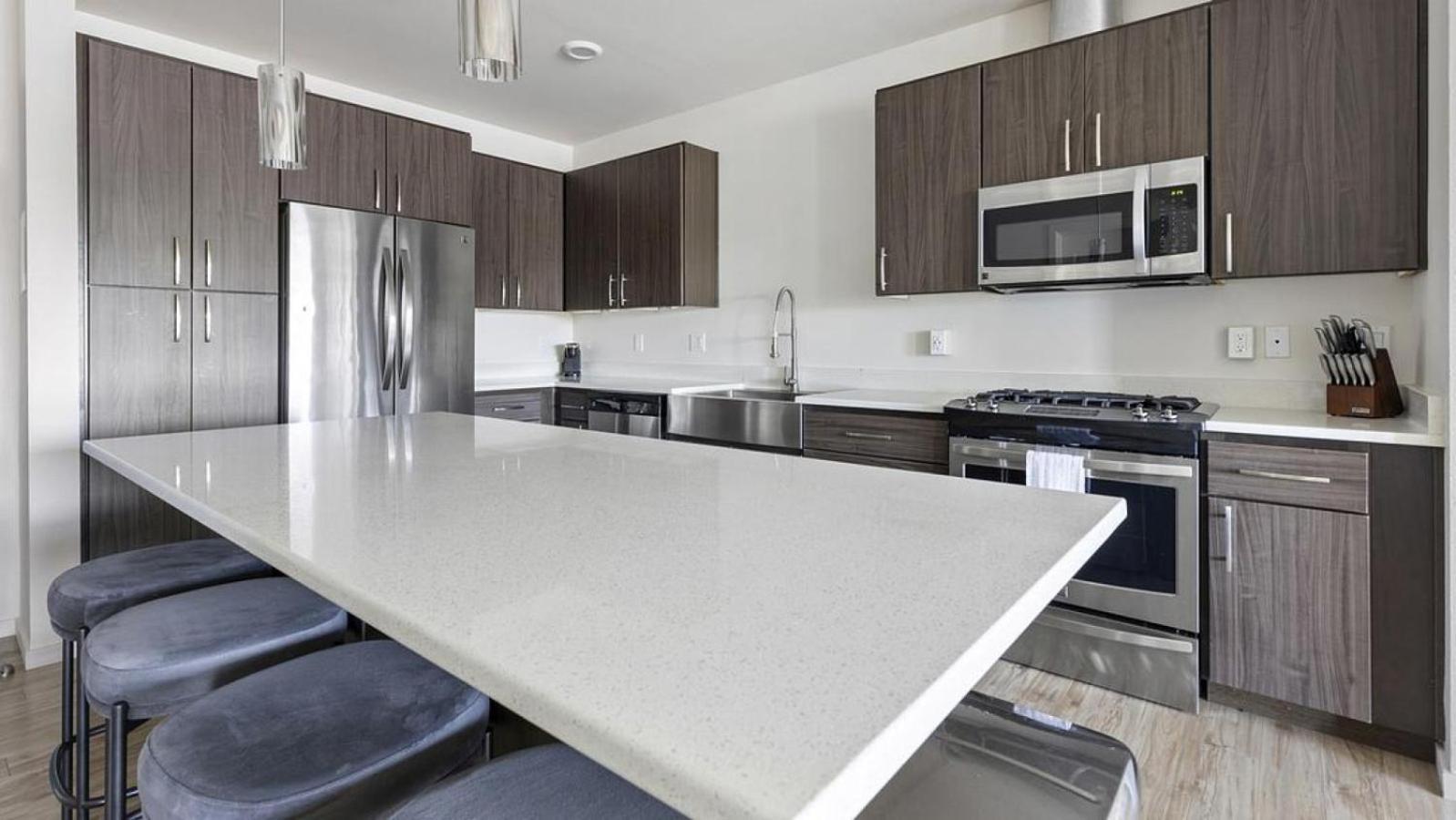 Apartment Landing At Yacht Harbor Club - 1 Bedroom In Hayden Island Neighborhood Network