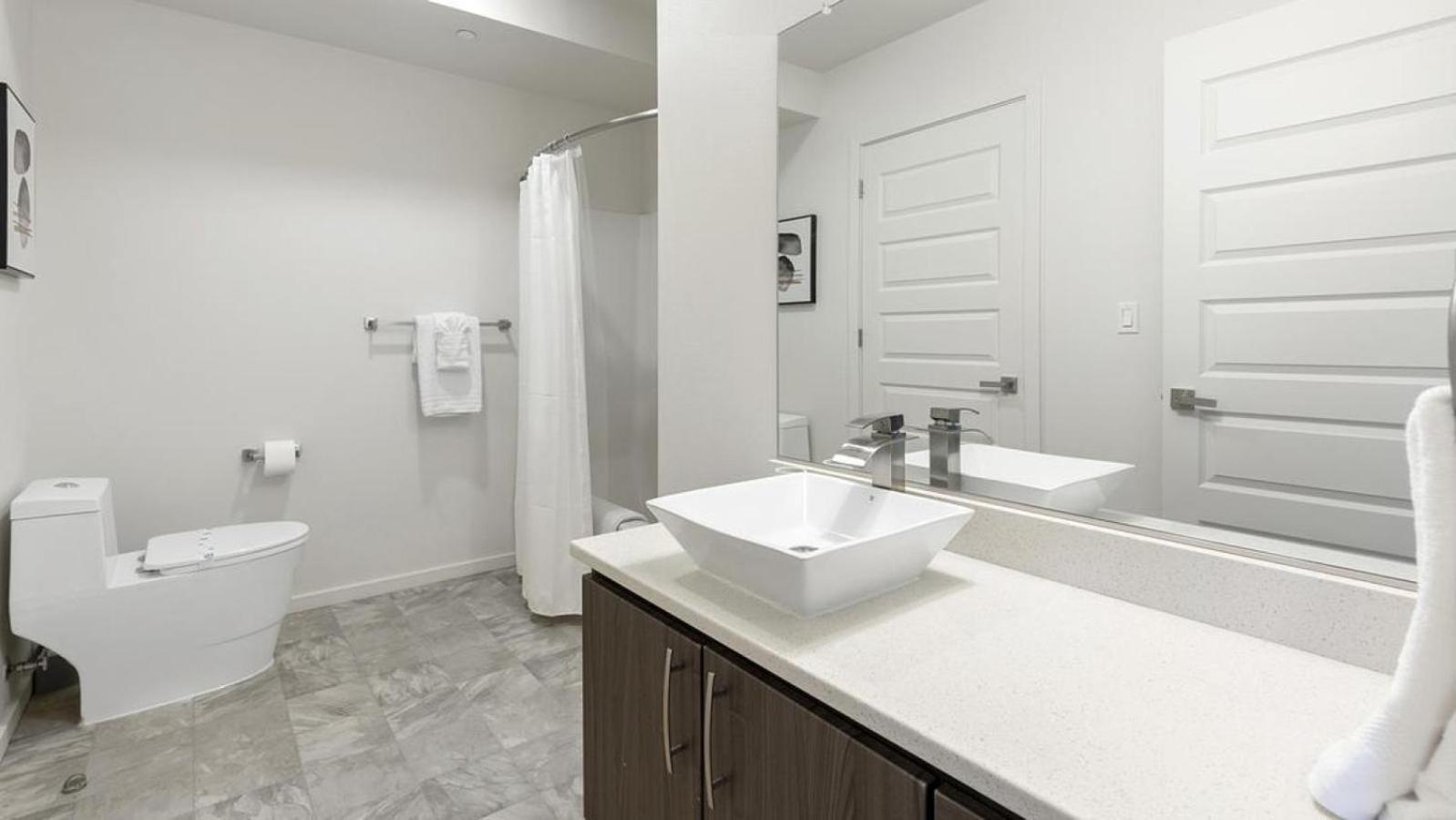 Apartment Landing At Yacht Harbor Club - 1 Bedroom In Hayden Island Neighborhood Network Portland