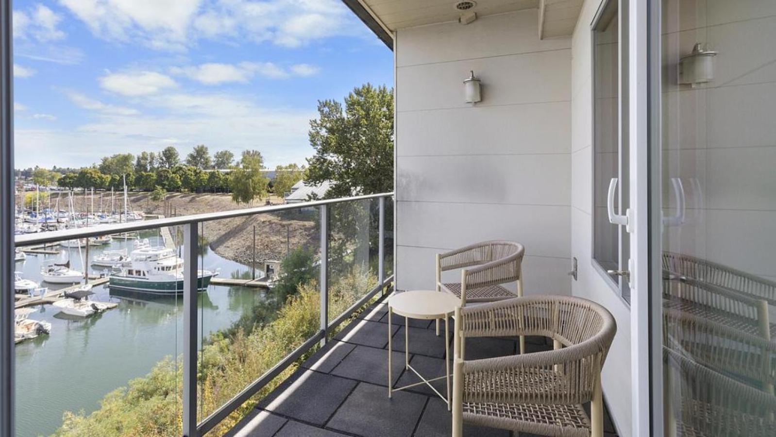 Apartment Landing At Yacht Harbor Club - 1 Bedroom In Hayden Island Neighborhood Network Portland