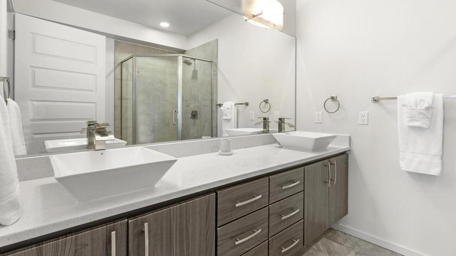 Apartment Landing At Yacht Harbor Club - 1 Bedroom In Hayden Island Neighborhood Network Portland